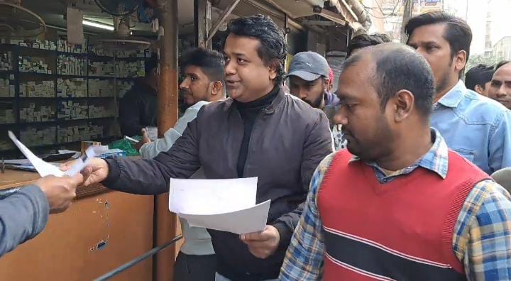 ভোট বর্জন করায় রাজধানীর ধানমন্ডিতে ধন্যবাদ জানিয়ে ছাত্রদলের লিফলেট বিতরণ