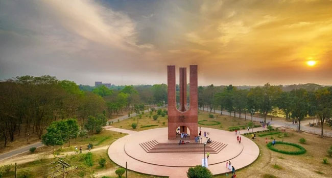 জাহাঙ্গীরনগরে হল ছাড়ার নির্দেশ, প্রতিবাদে রেজিস্ট্রার ভবনে ভাঙ্গচুর - ছবি : সংগৃহীত