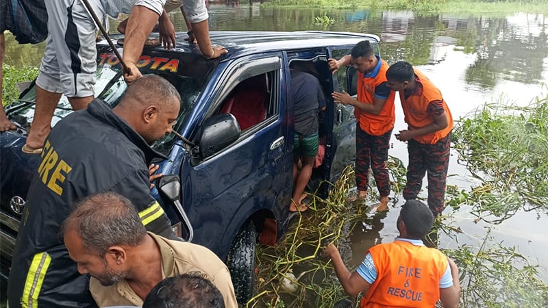 একই পরিবারের ৭ জন নিহত, চোখে ঘুম নিয়ে গাড়ি চালাচ্ছিল চালক