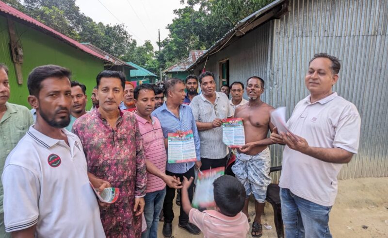 চৌদ্দগ্রামে বিএনপি নেতা যুবরাজ চৌধুরীর উদ্যোগে ৩১ দফা সম্বলিত লিফলেট বিতরণ ও পূজা মন্ডপ পরিদর্শন