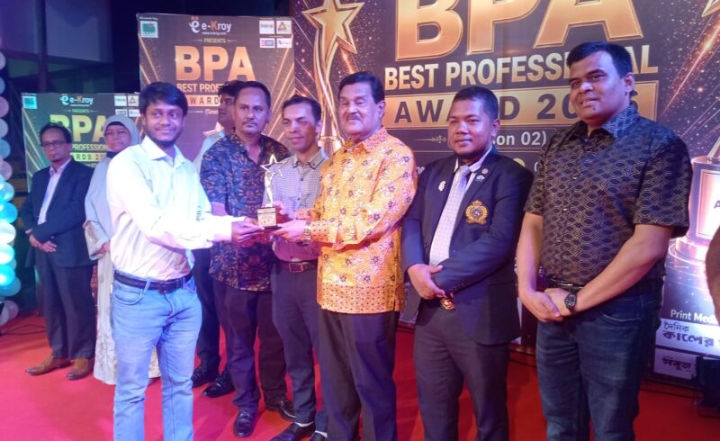 মায়ের চরণে উৎসর্গ: বেস্ট প্রফেশনাল অ্যাওয়ার্ড পেলেন সাংবাদিক ইসমাইল হোসেন