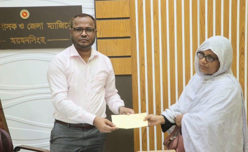ময়মনসিংহে জেলা প্রশাসকের গণশুনানিতে মানুষের স্বস্তি, ভিড় বাড়ছে সহায়তা প্রত্যাশীদের